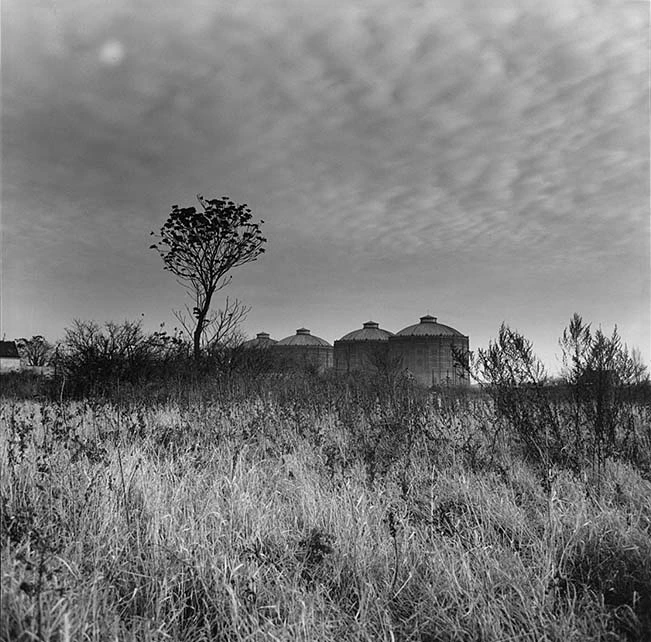 Elfriede Mejchar: Die Simmeringer Gasometer von der heutigen Modecenterstraße gesehen, aus der Serie „Simmeringer Haide, Erdberger Mais“, 1967-76, Sammlung Wien Museum, © Elfriede Mejchar
