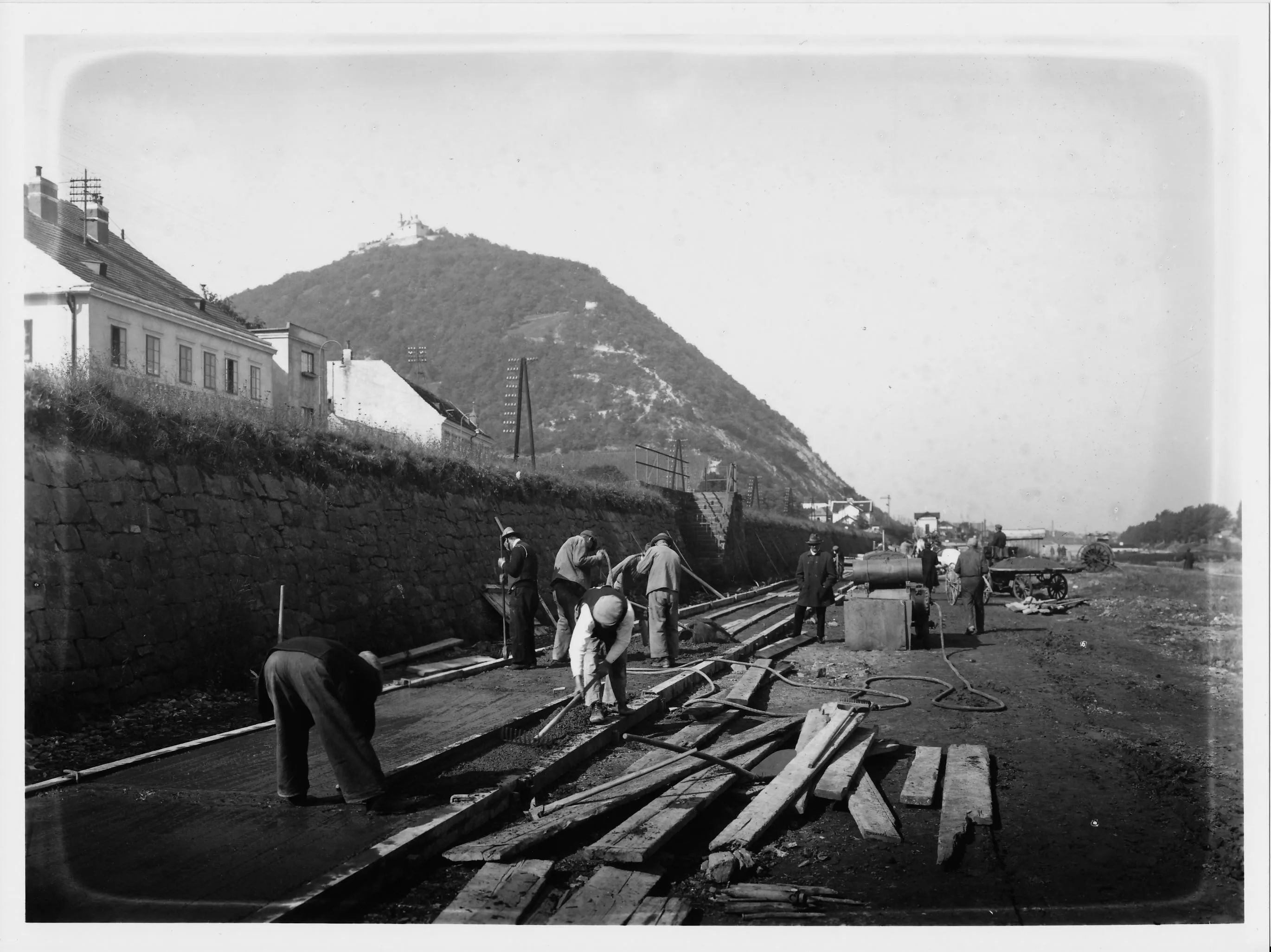 1936 wurde die Donaustrandpromenade einschließlich eines Radfahrwegs entlang der Donau gebaut – links oben ist der Leopoldsberg zu sehen. Wiener Stadt- und Landesarchiv