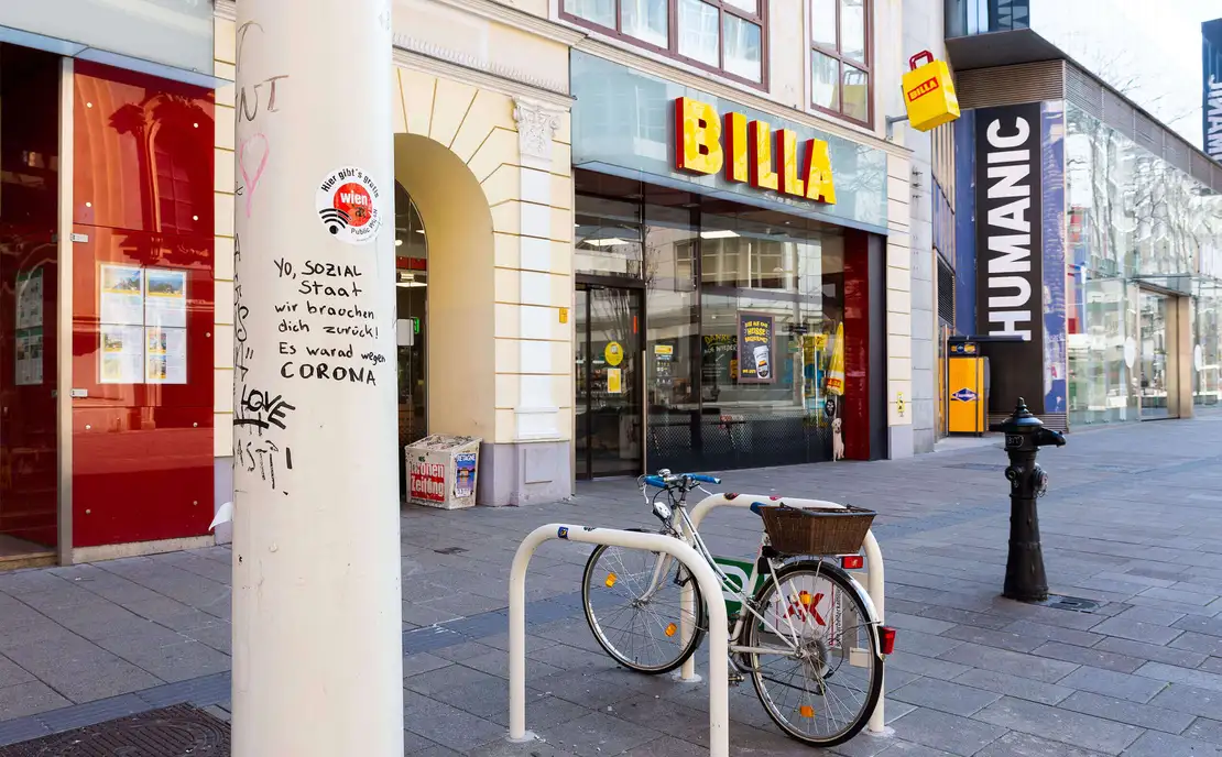 „Yo, Sozialstaat wir brauchen dich zurück! Es warad wegen Corona“ Unbekannt, Mariahilferstraße, März 2020, Foto: Elodie Grethen, Wien Museum