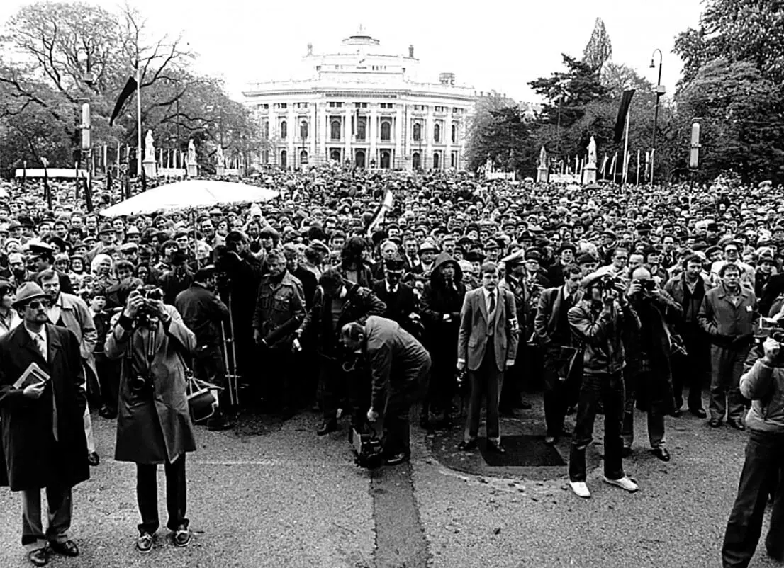 Maifeier unter Schock: Am Morgen des 1. Mai 1981 wurde Stadtrat Heinz Nittel Opfer eines palästinensischen Attentäters. Foto: Verein für Geschichte der ArbeiterInnenbewegung/Otto Bartel  