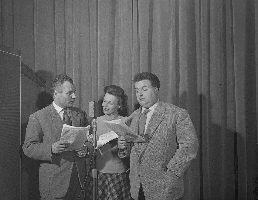 Der Sender „Rot-Weiß-Rot“ überträgt aus dem Wiener Bürgertheater das Kabarettprogramm „Reigen-Express“ mit Jeff Palme, Hilde Krahl und Helmut Qualtinger (v.l.), 1955. Foto: United States Information Servic / ÖNB-Bildarchiv / picturedesk.com