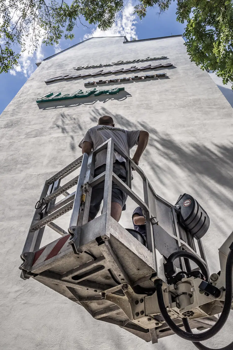 Die Mauerschau entsteht: Montage der Signs, © Stephan Doleschal  