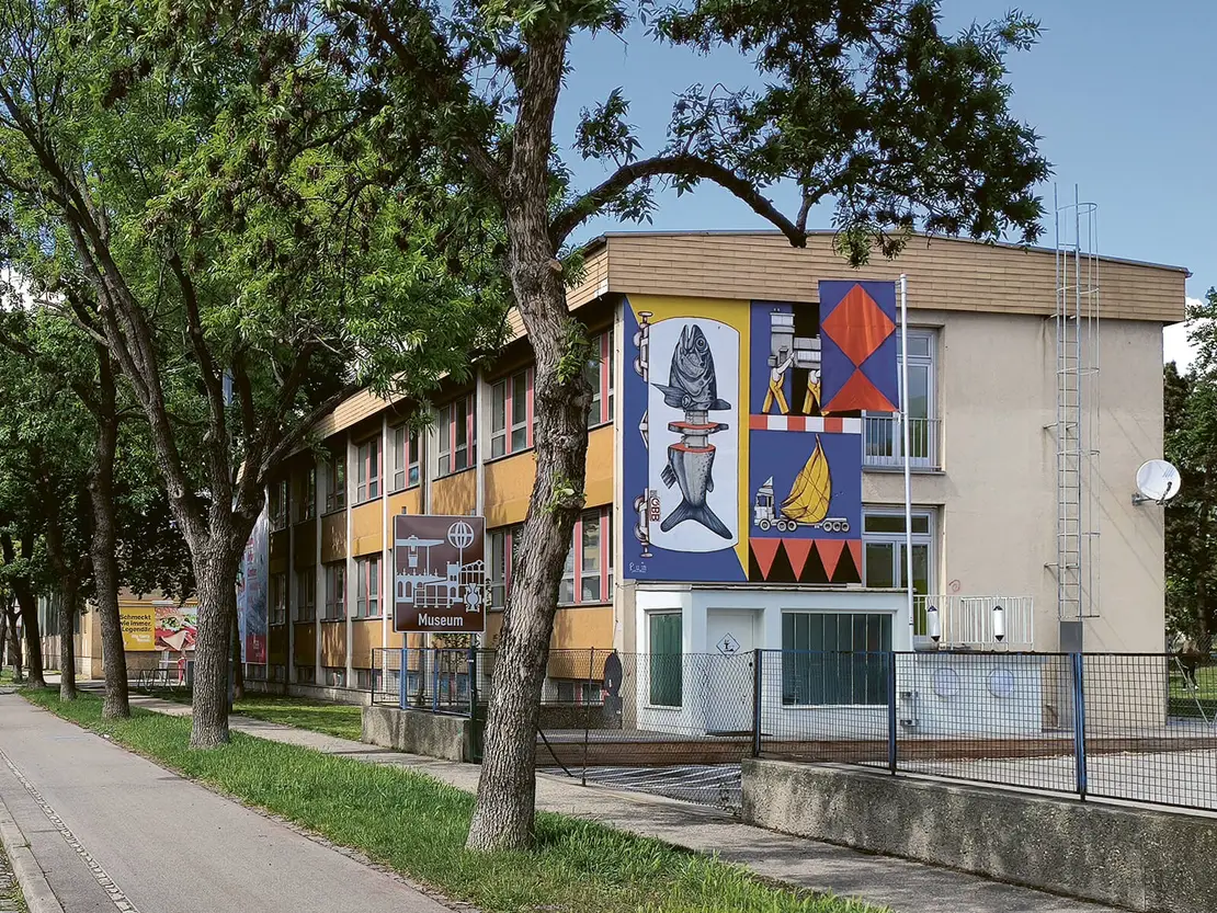 Das von Michael Hieslmair und Michal Zinganel initiierte Museum Nordwestbahnhof, Außenansicht: Hieslmair/Zinganel, 2021; Innenansicht: Wolfgang Thaler, 2021  