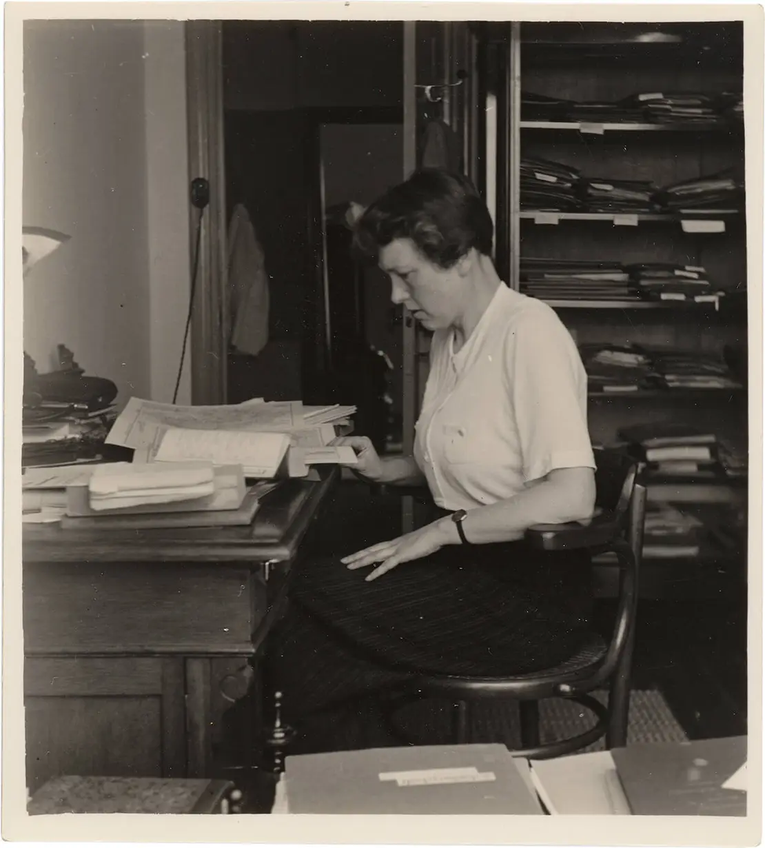 Marie Reidemeister (später Neurath) bei der Arbeit in Den Haag, Sammlung Neurath, Wiener Kreis Gesellschaft