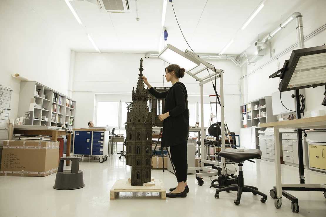 Restauratorin Sophie Rabitsch bei der Arbeit am Modell von St. Stephan, Foto: Ina Aydogan  