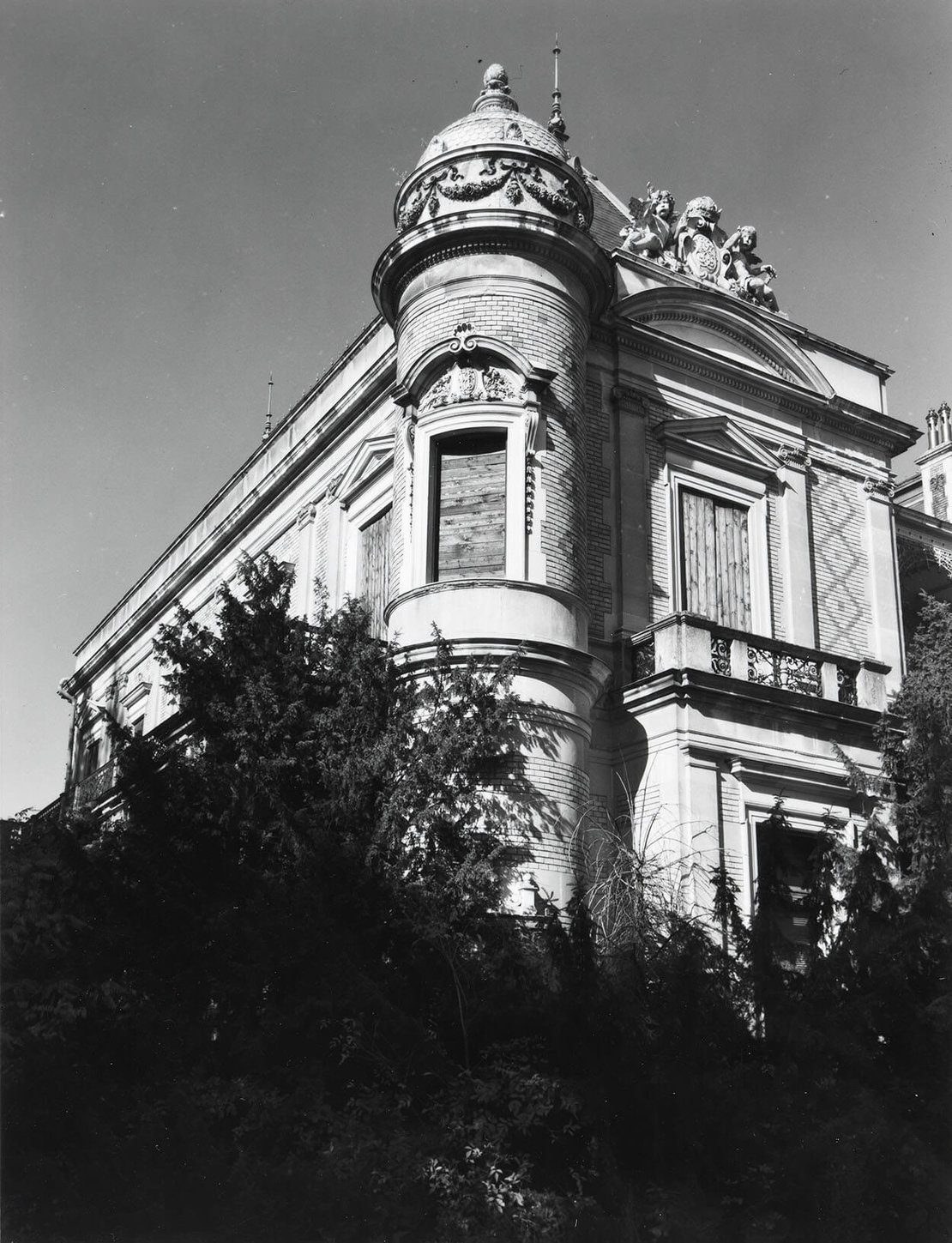 Elfriede Mejchar: Die Hermesvilla mit vernagelten Fenstern, um 1960, Wien Museum 
