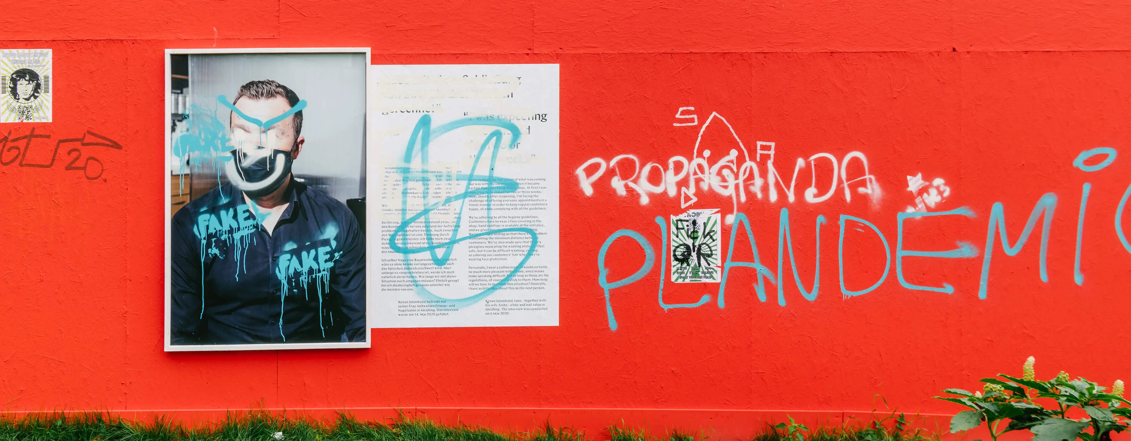 Die beschmierte Ausstellung, aufgenommen am 1. November 2020, Foto: Klaus Pichler   