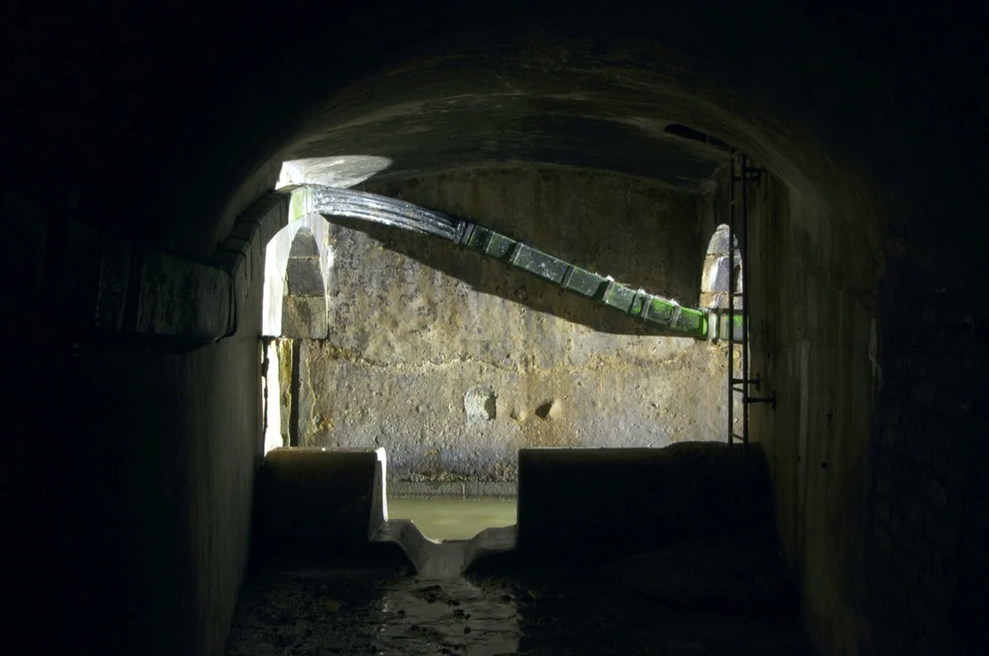 T-Kreuzung: Blick aus dem alten Bett des Währinger Bachs von 1848 zum neuen von 1910. Grün abgedeckt verlaufen Lichtwellenleiter über weite Strecken der Bachkanäle. Foto: Thomas Keplinger
