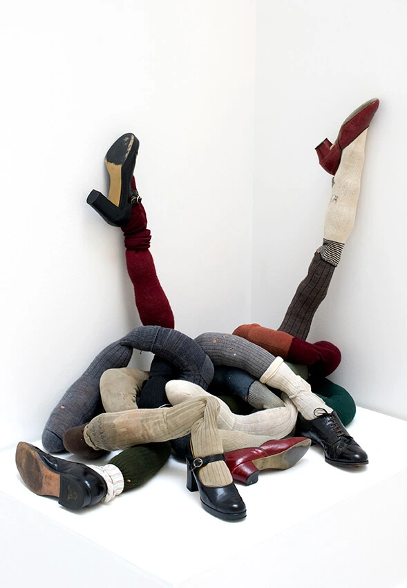 Lieselott Beschorner: Strumpfobjekt, um 1980, Strümpfe, Schuhe, Wien Museum, LB 1340  