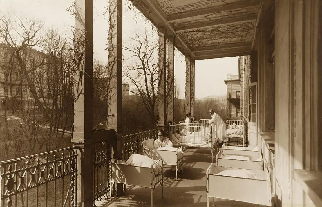 Zentralkinderheim der Stadt Wien (Semmelweis-Frauenklinik) - Liegeveranda, Foto: Fritz Sauer, um 1926, Wien Museum    