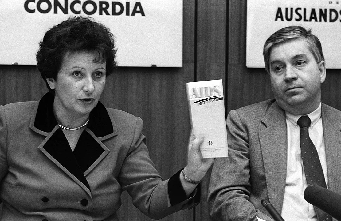 Kanzleramtsminister Dr. Franz Löschnak (r.) und Familienministerin Hilde Hawlicek (l.) informierten am 4.3.1987 bei einer Pressekonferenz über die AIDS-Informationskampagne für Österreichs Jugend. APA-Images / APA-Archiv / Robert Jäger  