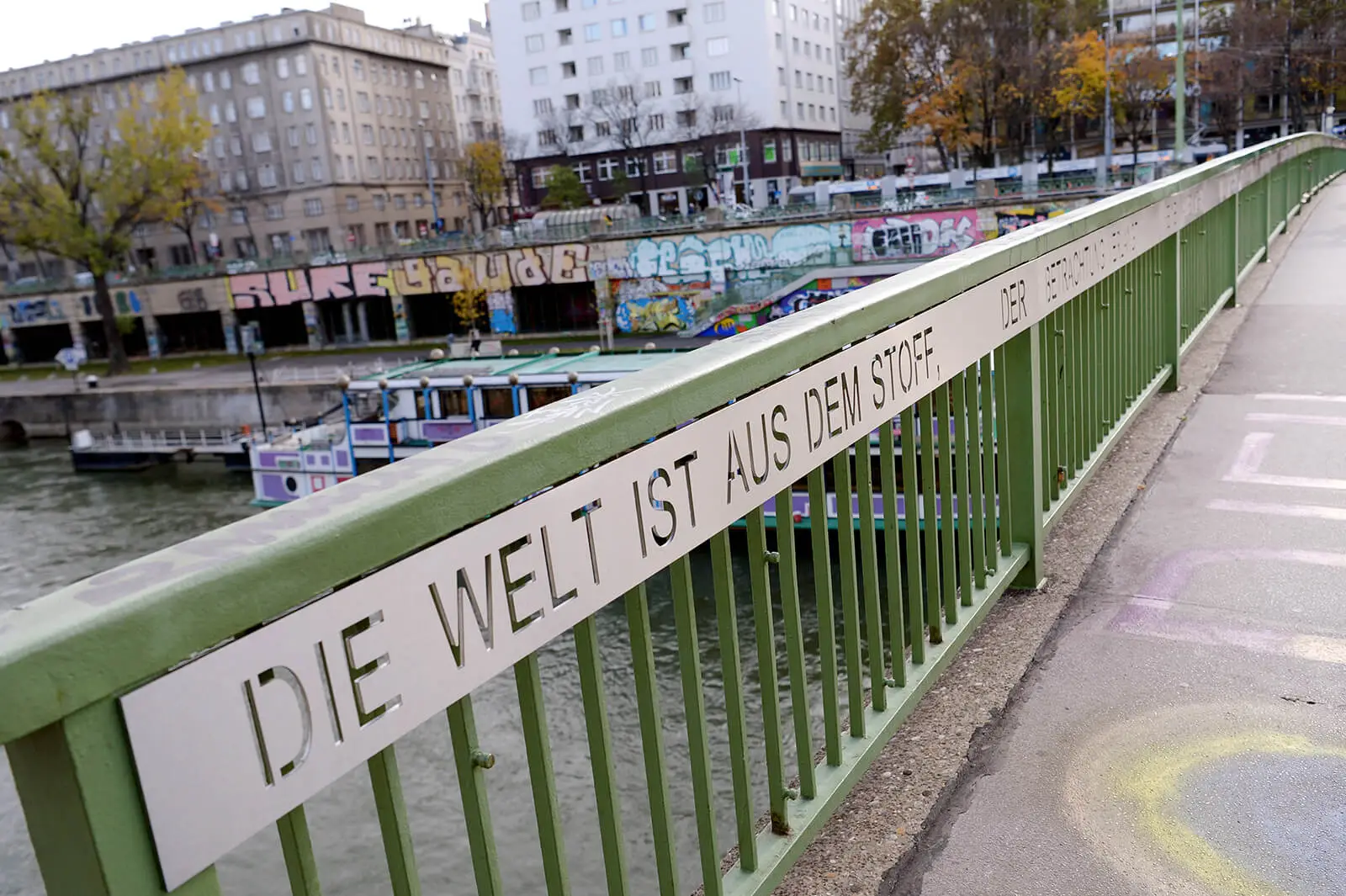 Ilse Aichingers Gedicht „Winterantwort“ erinnert an die Deportation der Tante und der Großmutter – die Installation an der Schwedenbrücke wurde 2021 als Gedenkort realisiert, Foto: Herberst Pfarrhofer / APA / picturedesk.com