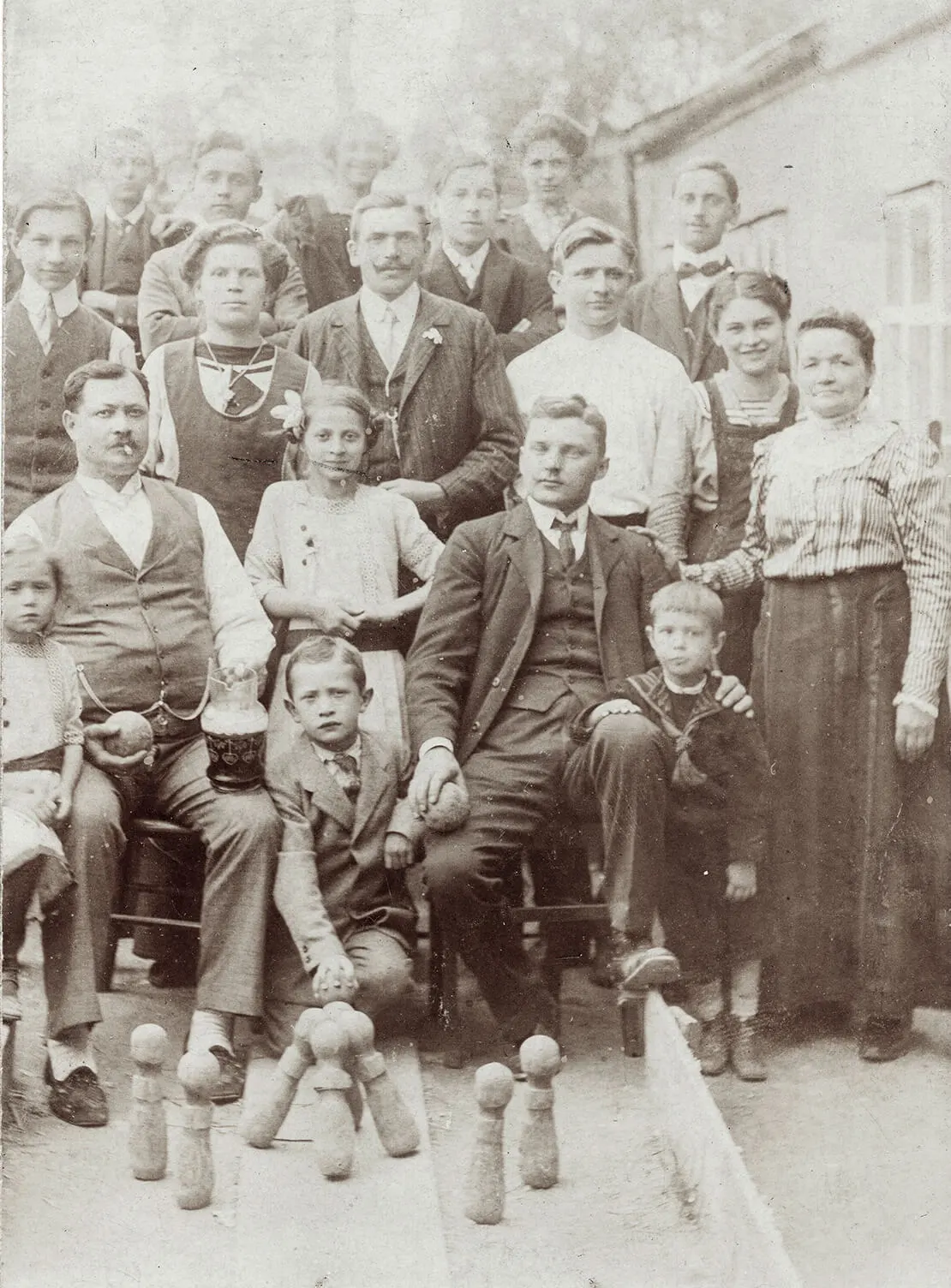 Eine Kegelgesellschaft im Porträt, Ansichtskarte, um 1905, Archiv A. Göttche  