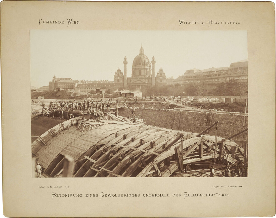 Betonierung der Moniergewölbe über dem Wienfluss unterhalb der Elisabethbrücke, Foto: Verlag R. Lechner (W. Müller), 1898, Wien Museum