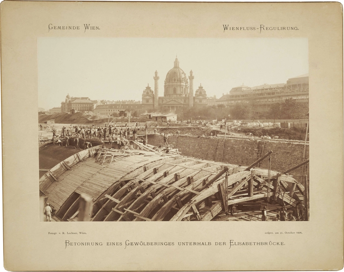 Betonierung der Moniergewölbe über dem Wienfluss unterhalb der Elisabethbrücke, Foto: Verlag R. Lechner (W. Müller), 1898, Wien Museum  