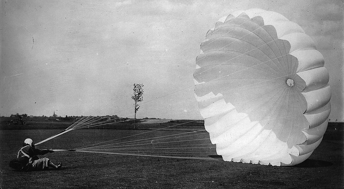 Landung eines Fallschirmspringers, um 1930, APA-Images / brandstaetter images / Austrian Archives