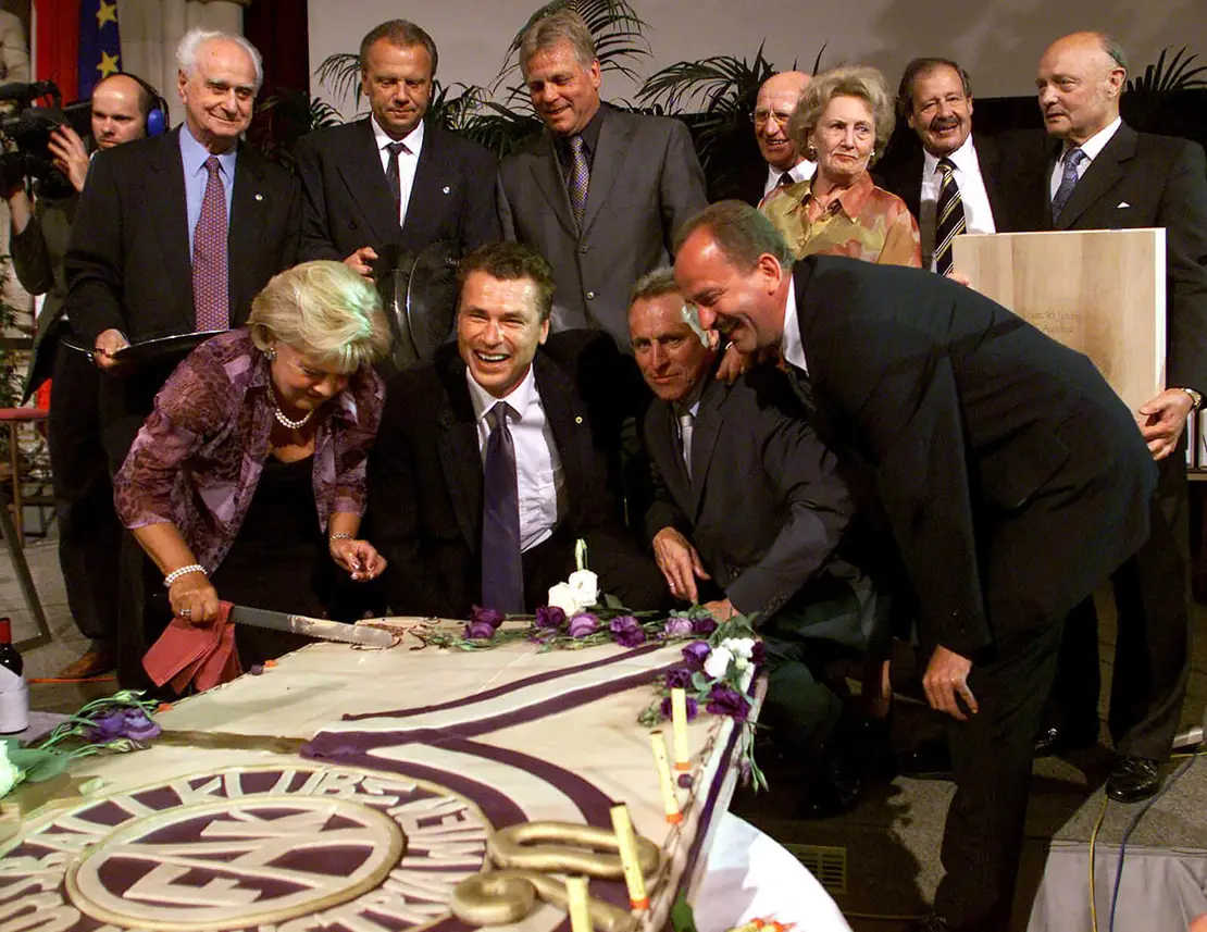 Norbert Lopper (links oben) bei der Jubiläumsfeier „90 Jahre Wiener Austria“ im Wiener Rathaus, 2001. Neben ihm zu sehen (v.l.n.r.): Norbert Lopper, Erich Obermeier, Friedl Koncilia, Karl Stotz, Martha Oczwirk, Franz Schwarz, Erich Stojaspal. Unten (v.l.n.r.): Inge Nemec, Toni Polster, Robert Sara und Herbert Prohaska. Foto Günter Artinger / APA / picturedesk.com  