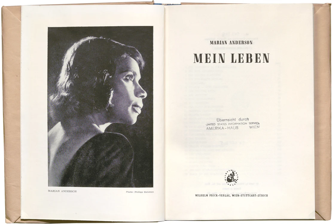 Marian Anderson: Mein Leben. 1960, Wienbibliothek im Rathaus, A-148898 ; mit einem Foto von Philippe Halsman, Philippe Halsman Archive 2025  