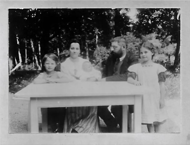 Familie Pollak, um 1910: Willi, Alice mit Lotte, Valentin, Ilse (v.l.), Archiv Uli Rushby-Smith, London