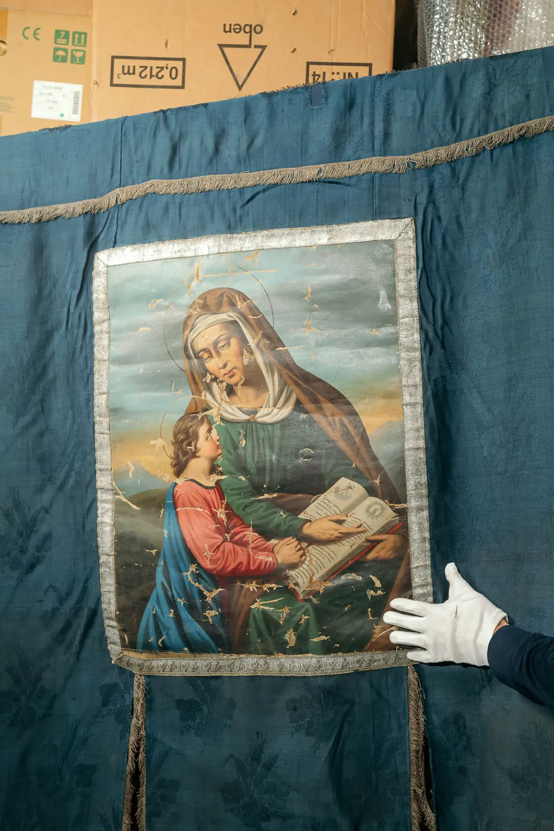 Gezeichnet. „Viele Objekte haben unter langjähriger unsachgemäßer Lagerung gelitten, Schmutz, Schimmel und Schäden am Material sind die Folge“, so Restaurator Christoph Melichar.   