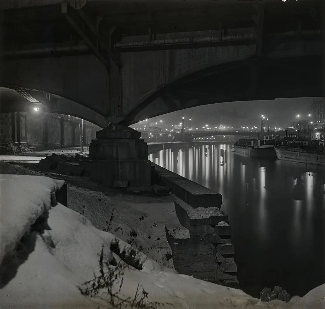 Karl Pollak, Unter der Aspernbrücke im Schnee, Stereopositiv (Glas), linkes Teilbild, 15.02.1931, Pollak-Negativverzeichnis: Nachtaufnahmen 83 (Wien Museum, Inv.-Nr. 316539/11), so abgebildet in: Photographische Korrespondenz, 1932, Beilage zu Nr. 2  