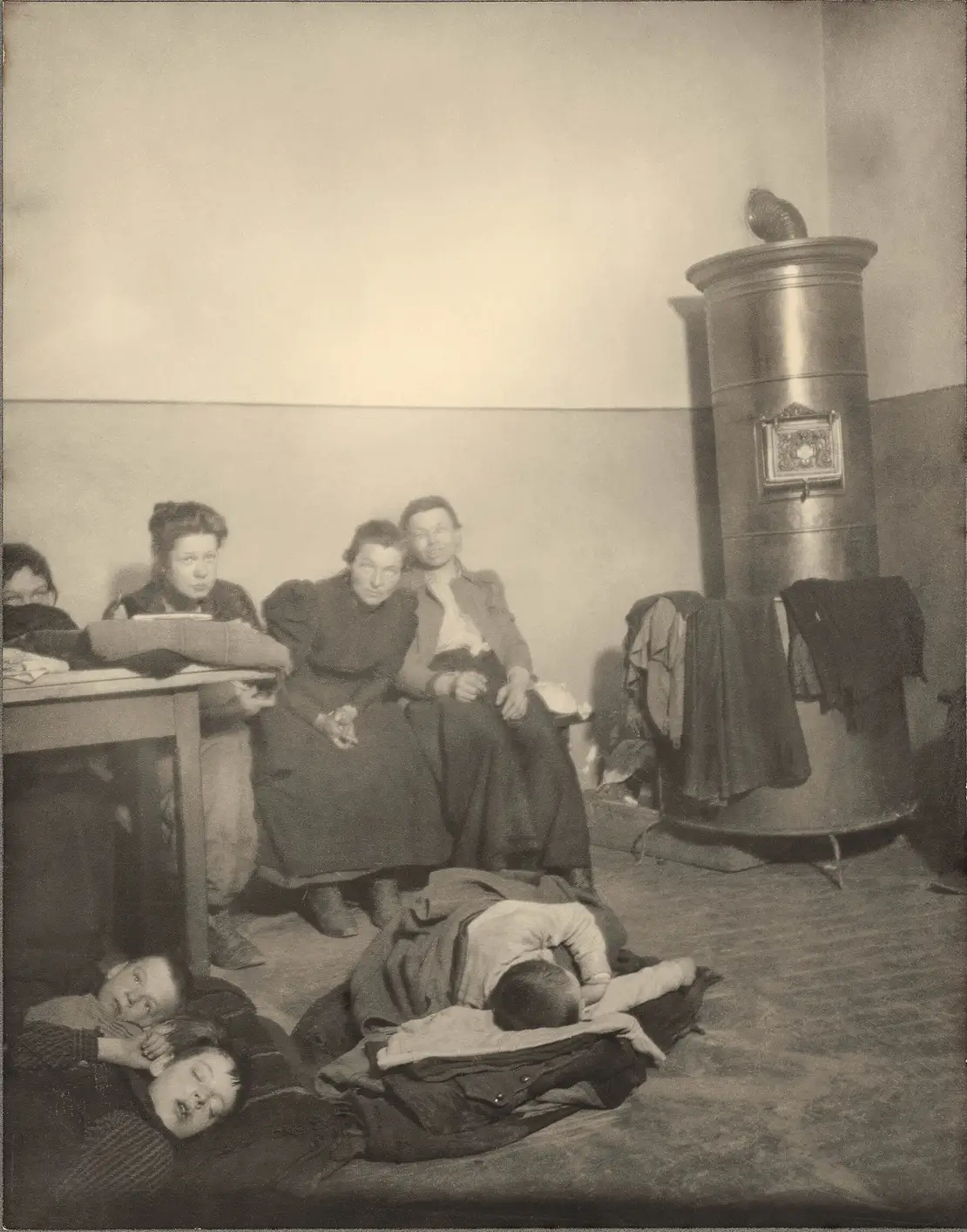 Hermann Drawe: In der Wärmestube. Aus der Serie „Durch die Wiener Quartiere des Elends und Verbrechens“, Wien, um 1904, Austrian Archives / brandstaetter images / picturedesk.com  