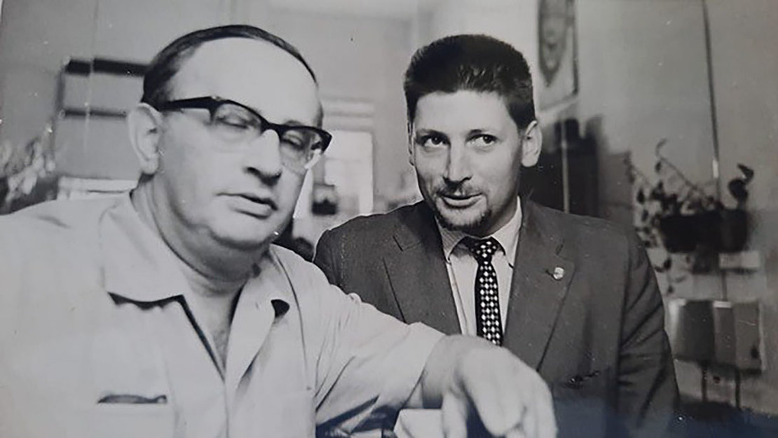 Heinrich Steinfest (r.) mit einem Kollegen in dem Geschäft „Foto-City“ in der Kärntner Straße, 1957/58, Foto: Privat 