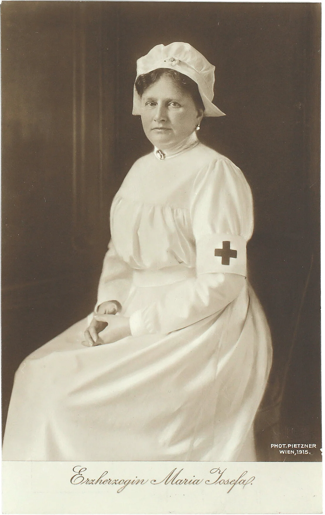 Der Wiener Blumentag fand unter dem Protektorat von Erzherzogin Maria Josefa statt. Auf dieser Fotografie ist sie wenig später zu sehen: Als Krankenschwester des Roten Kreuzes, 1915. Wien Museum, Inv.-Nr. 40967/3  