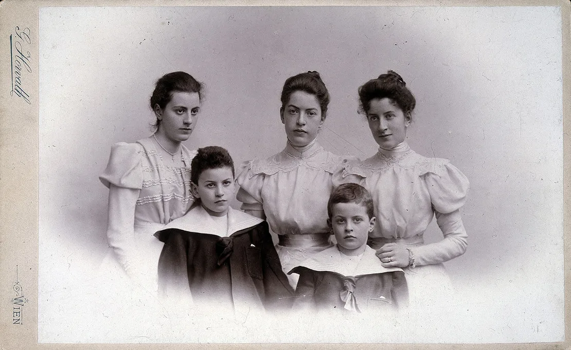 Margarethe, Paul, Helene, Ludwig und Hermine Wittgenstein (von links nach rechts). Wien 1895. Aufnahme: G. Horvath / ÖNB Bildarchiv / picturedesk.com  