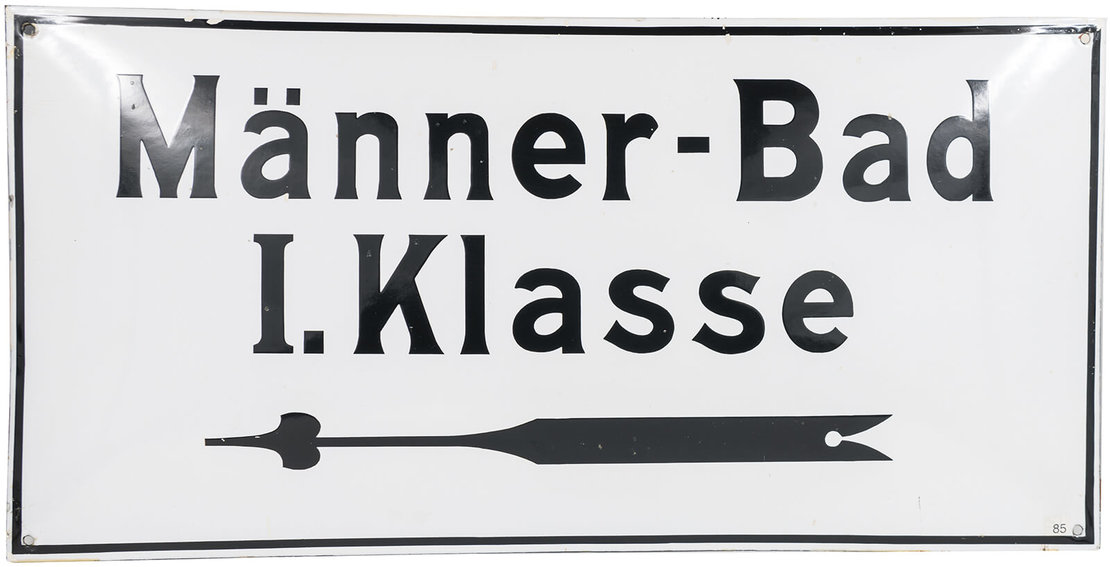 Hinweisschild aus der Zwischenkriegszeit, Bezirksmuseum Wieden, Foto: Klaus Pichler, Wien Museum 