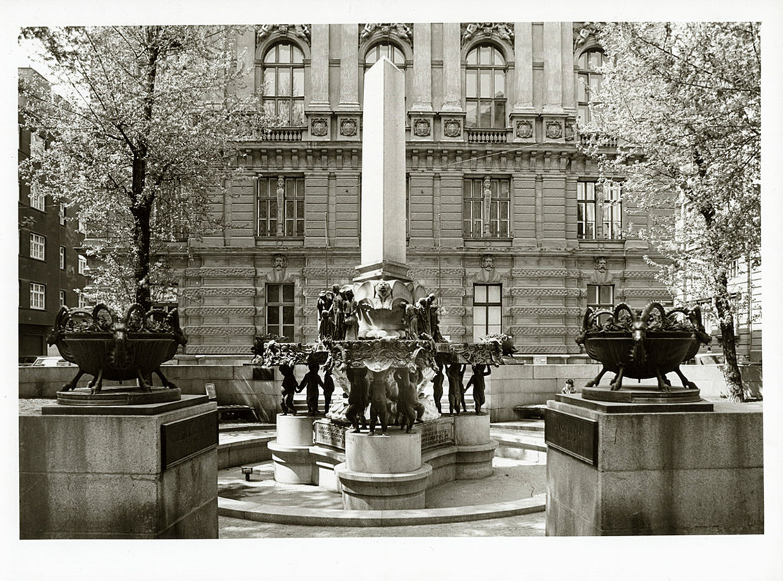 Karl Borromäus-Brunnen, Fotografie von Margherita Spiluttini, 1984, Wien Museum 