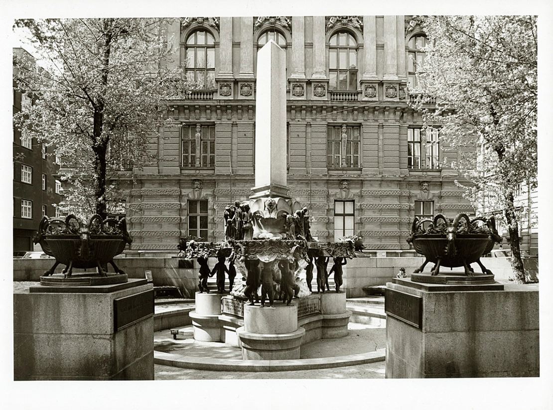 Karl Borromäus-Brunnen, Fotografie von Margherita Spiluttini, 1984, Wien Museum