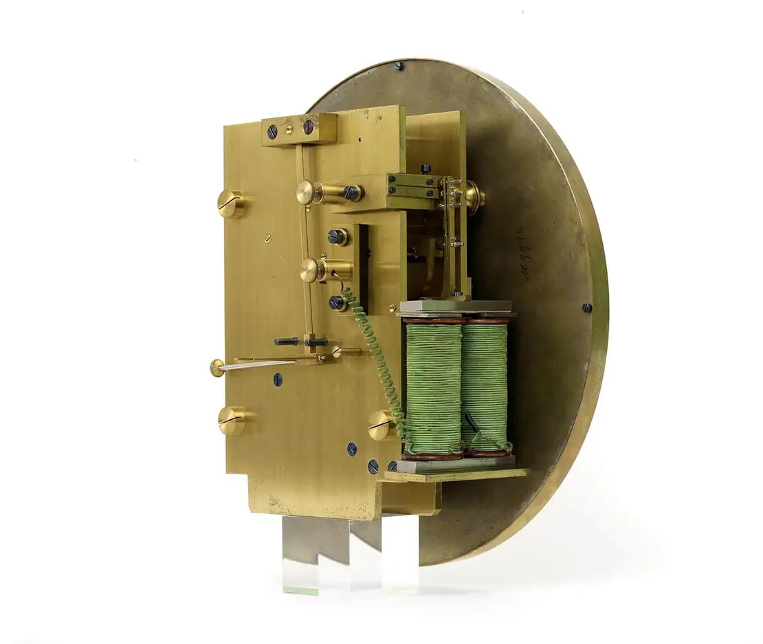 Pendeluhr von Alois Winbauer, Baden bei Wien, um 1900, Wien Museum. Seide wird hier als Isolationsmaterial von elektrisch leitenden Kupferdrähten und an elektrischen Spulen verwendet.