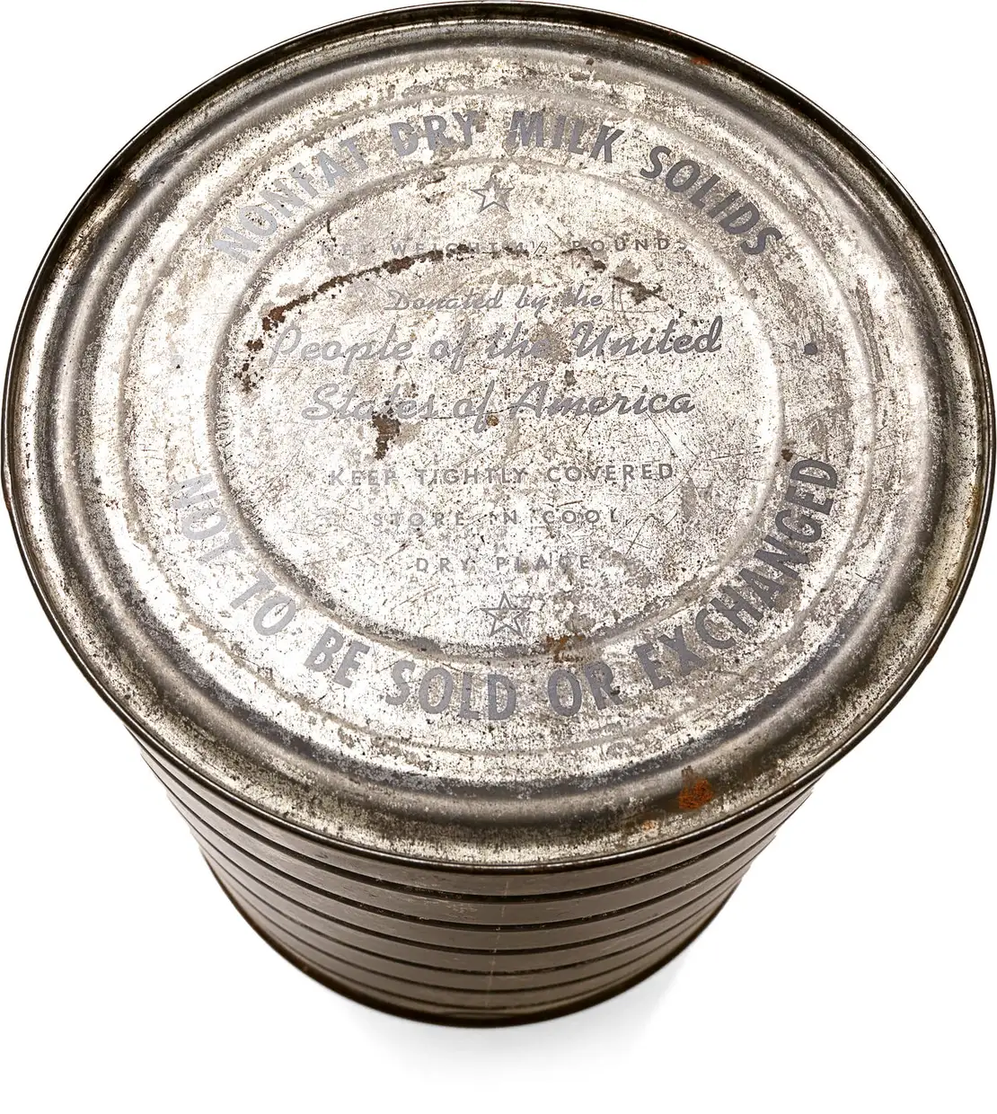 Dose mit Trockenmilch, Mitte 1940er Jahre, Foto: Birgit und Peter Kainz, Wien Museum, Inv.-Nr. 229019; Schenkung der Familie Knaus an das Wien Museum: Frau Knaus erhielt die dose kurz nach Ende des Zweiten Weltkrieges vom Magistrat, sie bewahrte sie erst als eiserne Reserve auf und später als Erinnerung an die harten Zeiten.  