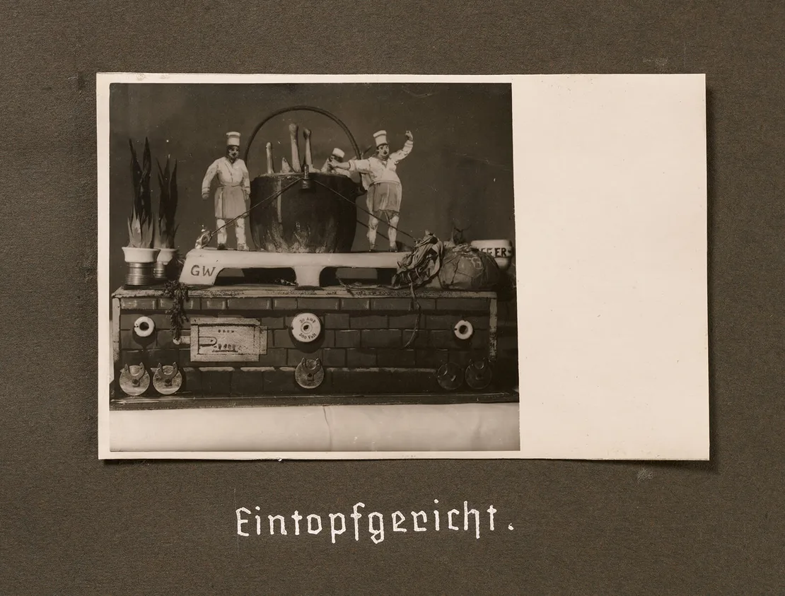 „Eintopfgericht“, Seite aus dem Album „Erster großer Karnevalszug in Wien, 19. Feber 1939. Modellaufnahmen“, Wien Museum, Inv. Nr. 78.661/6