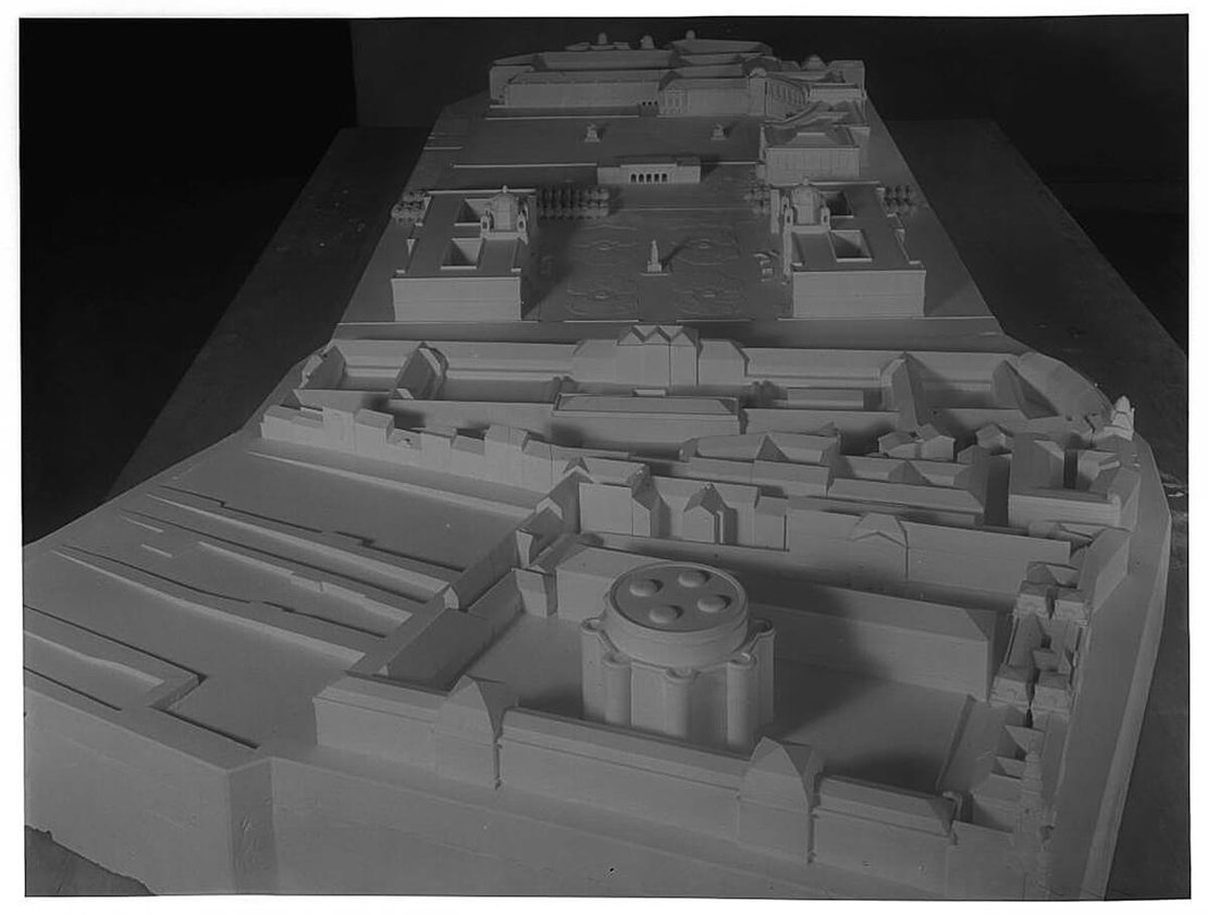 Martin Gerlach jun.: Modell des Flakturms Stiftskaserne mit geplanter Ummantelung, im Hintergrund das Hofburg-Areal, um 1942-43, Wien Museum 