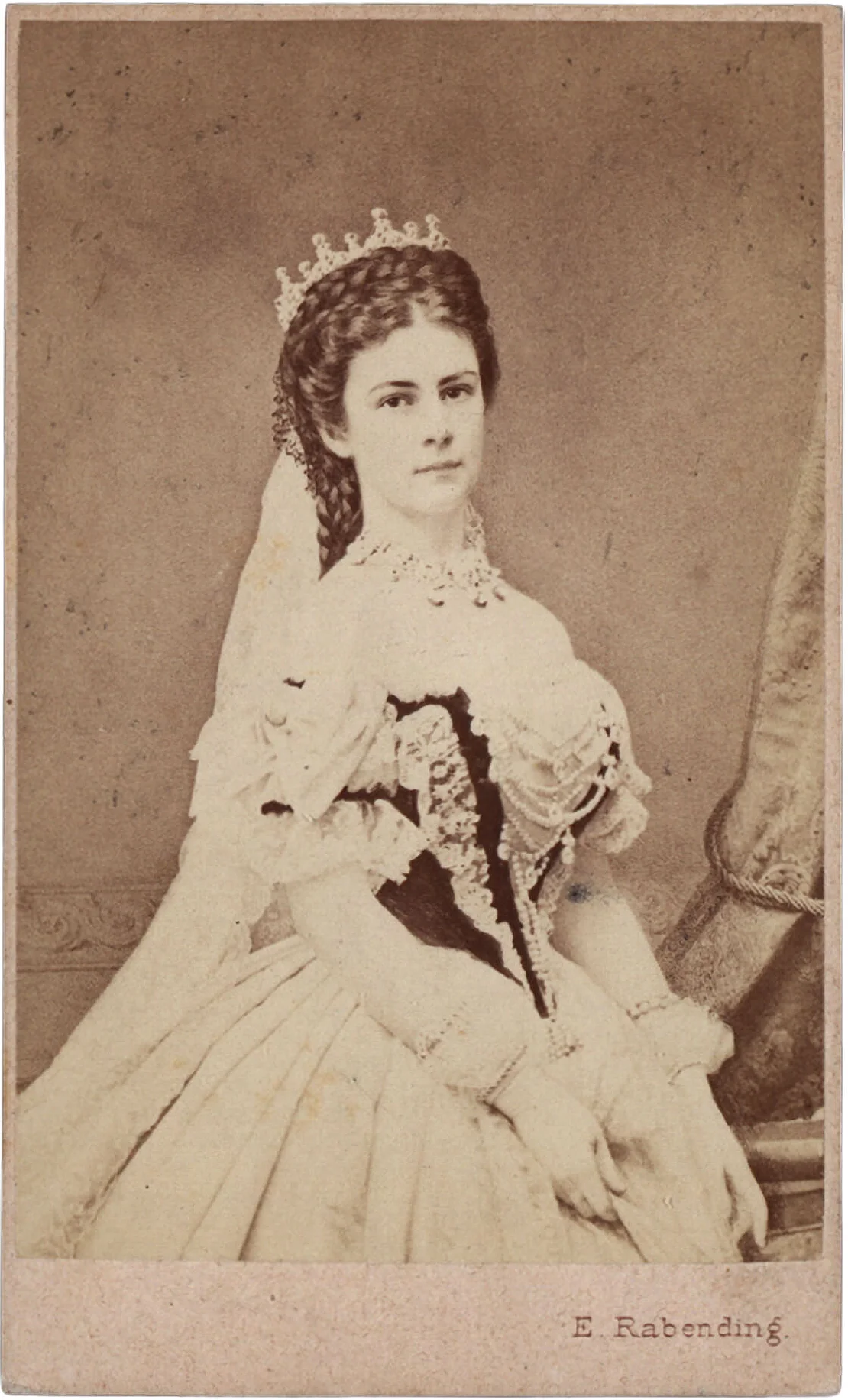 Abb. 10. Emil Rabending (Fotograf): Kaiserin Elisabeth von Österreich (1837-1898), als Königin von Ungarn, 1867. Carte de Visite, Albuminpapier auf Untersatzkarton, 10,6 cm x 6,5 cm. Wien Museum Inv.Nr. 133647/6.  