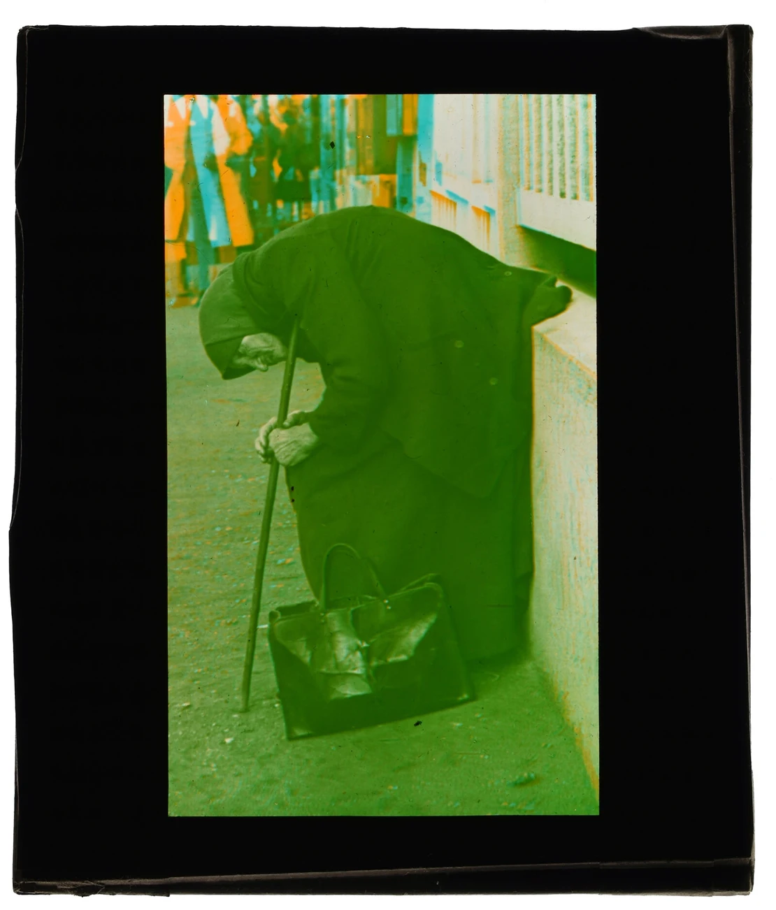 Karl Pollak, Bettlerin, Anaglyphenbild (Glas), um 1932, Pollak-Negativverzeichnis: Moment und Straßenszenen 9, Wien Museum, Inv.-Nr. 181432/2  