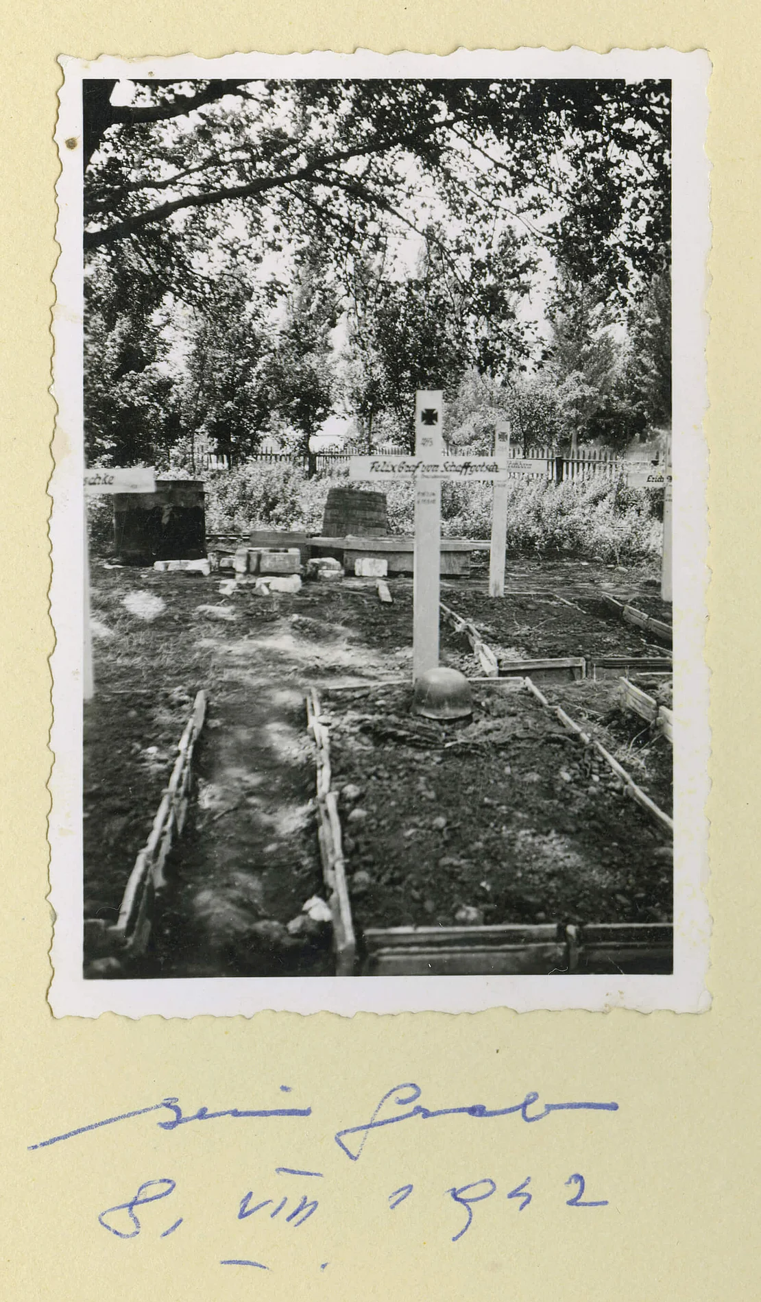 Wettis Grab mit Soldatenhelm (die „falsche“ Schreibweise des Namens auf dem Kreuz – nämlich „Schaffgotsch“ – ist einer Verwechslung mit der schlesischen Linie der Familie geschuldet), 1942. © Michael Huey und Familienarchiv Witt-Dörring