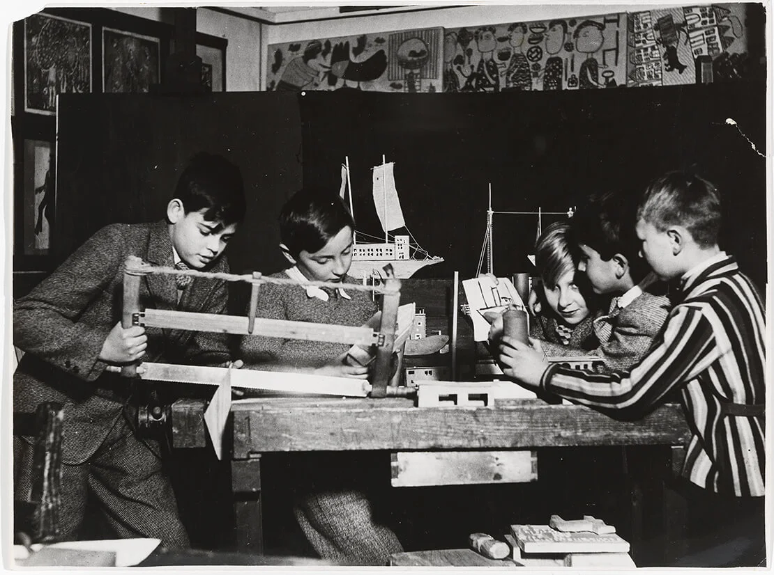 Modellschiffbau in der Holzwerkstätte der Jugendkunstklasse, Fotografie von Rudolf Johann Bohl, 1934, Wien Museum  