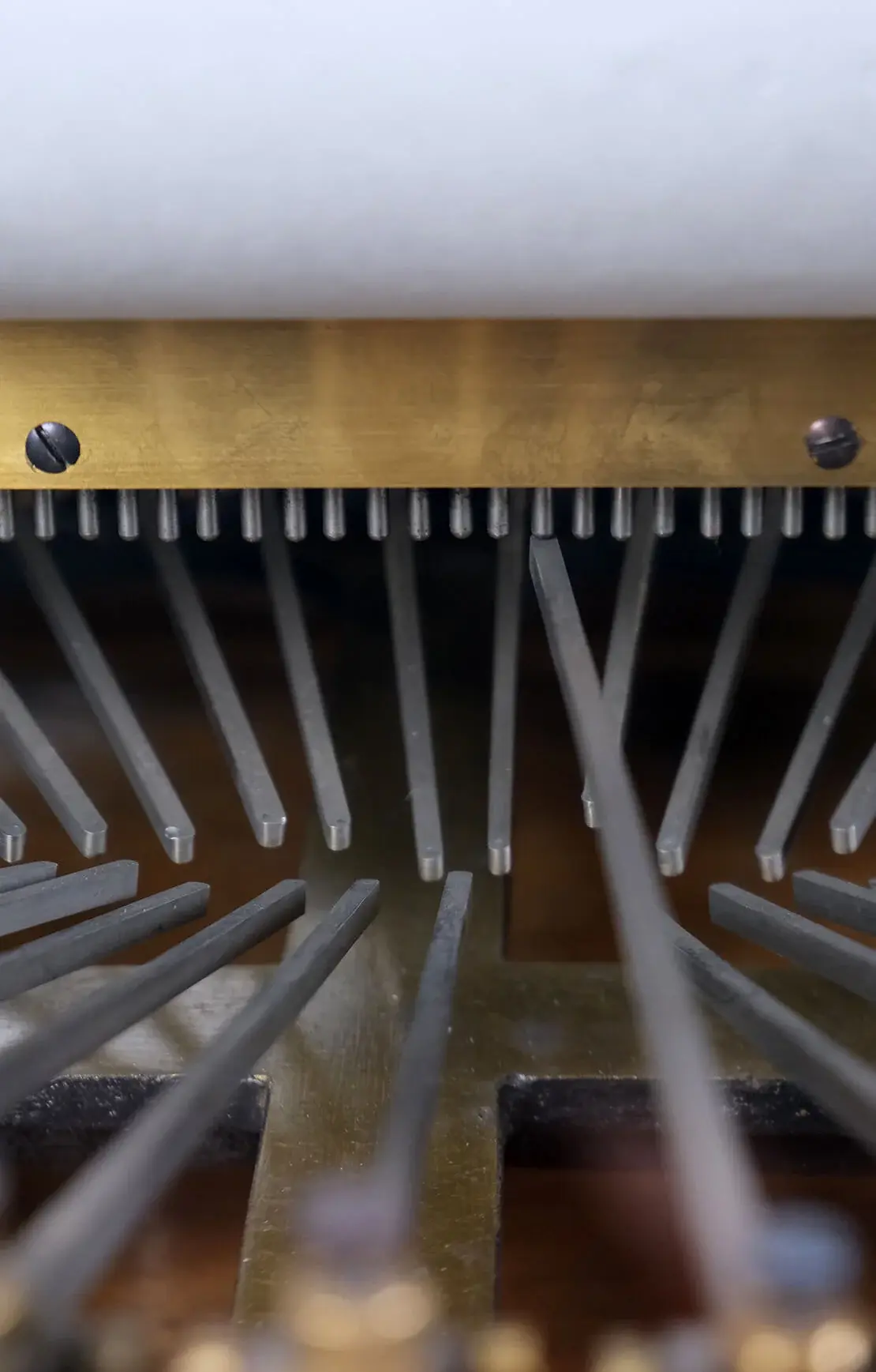 Schreibhebel schlägt auf Dorn, der ein Loch in das Papier drückt. Foto: Tabea Rude  