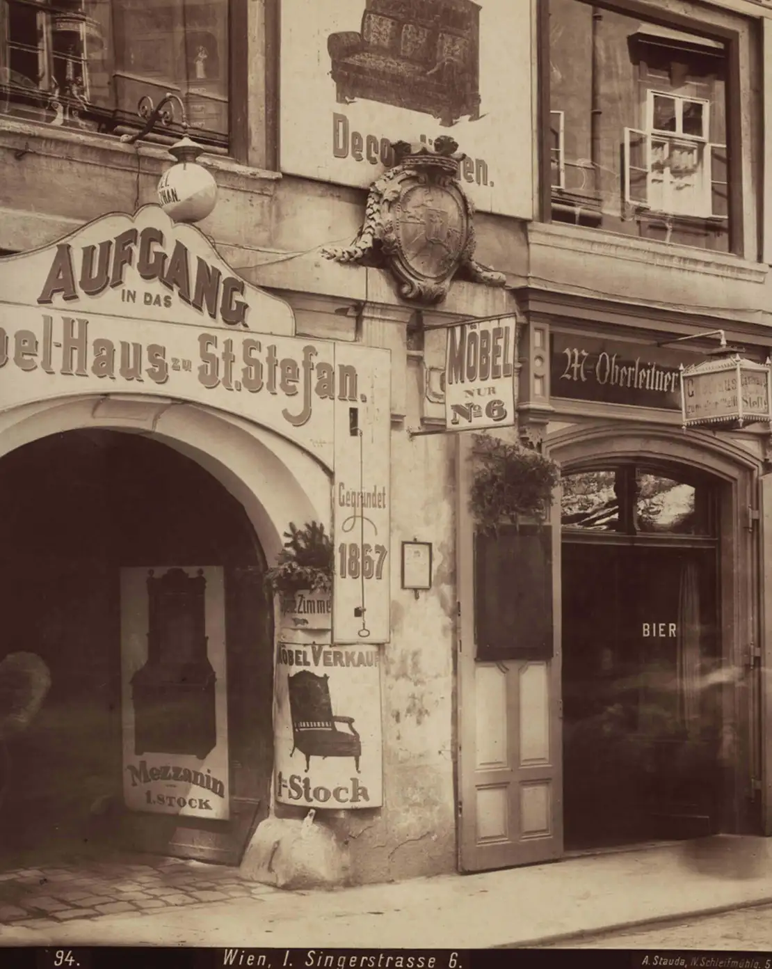 Singerstraße 6, Portal und Geschäftseingang, Firmenschilder des Möbelhauses zu St. Stefan, Fotografie von August Stauda, um 1898, Wien Museum.