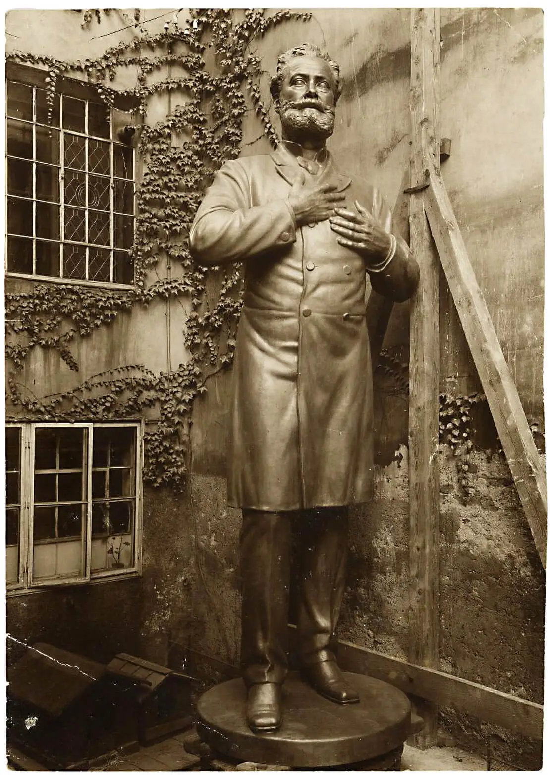 Statue von Karl Lueger (Entwurf: Josef Müllner) im Hof der Wiener Erzgießerei, um 1926, Wien Museum  
