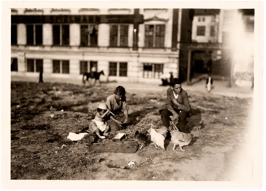 Wiener Familie mit Hühnern nach dem Ersten Weltkrieg, 1919, Foto: Richard Hauffe, Wien Museum, Inv. Nr. 49342