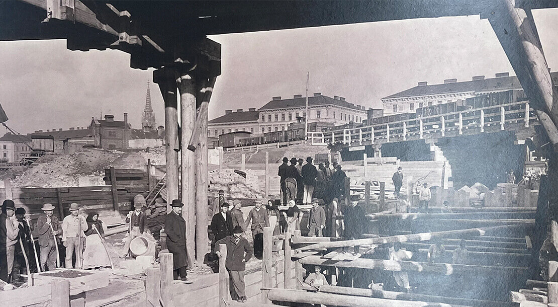 Bau des Hauptsammelkanals (Ausschnitt): Kreuzung des Holzprovisoriums der Verbindungsbahn, 1898, Wiener Stadt- und Landesarchiv.