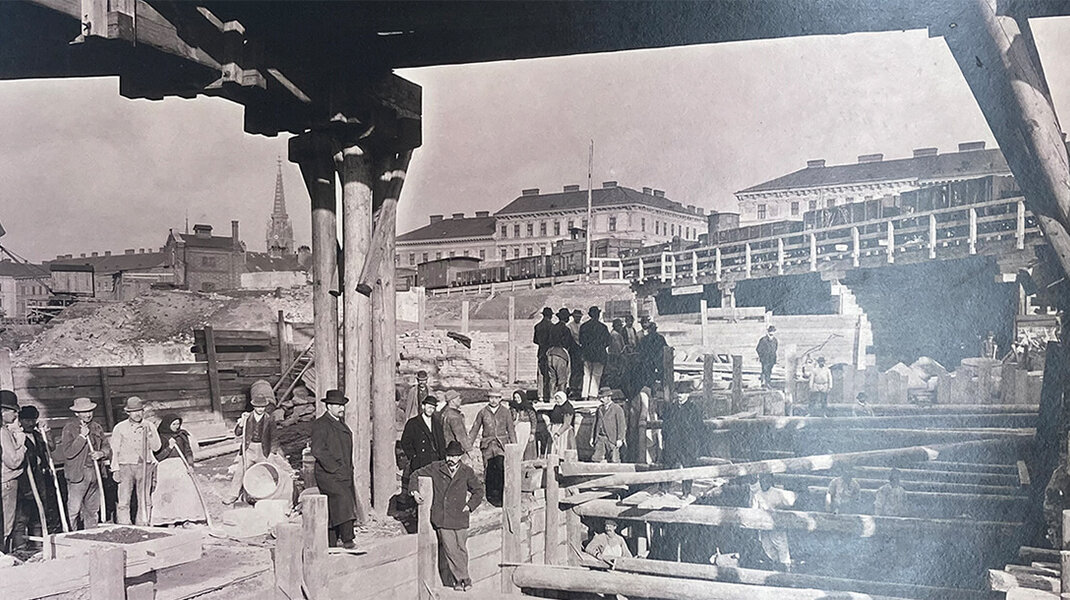 Bau des Hauptsammelkanals (Ausschnitt): Kreuzung des Holzprovisoriums der Verbindungsbahn, 1898, Wiener Stadt- und Landesarchiv.