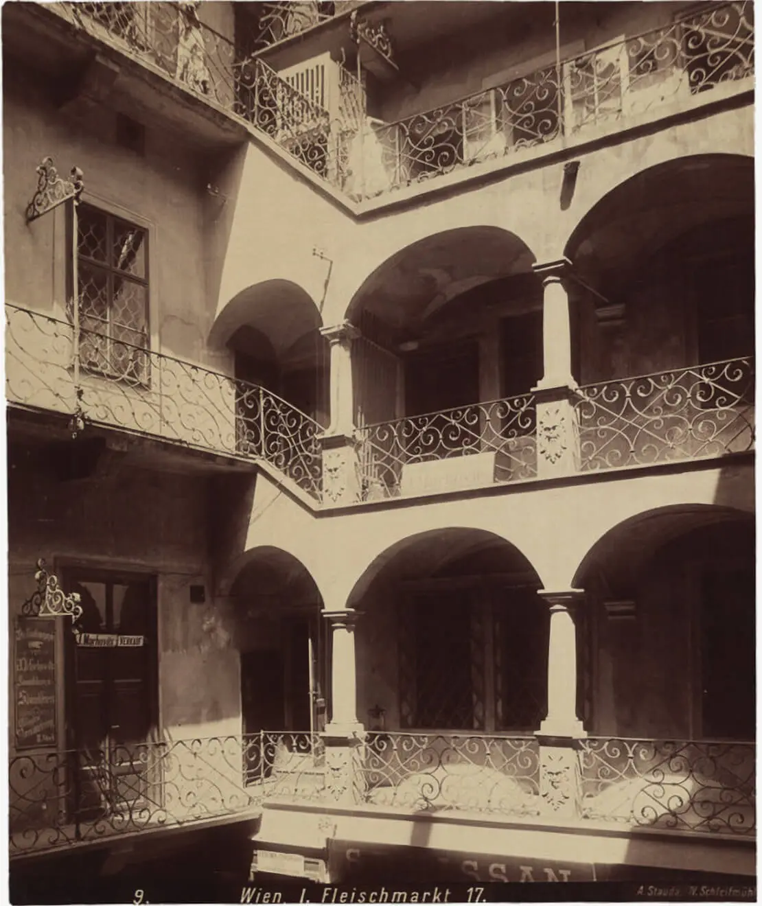 1., Fleischmarkt 17, Pawlatschenhof, 17. Jahrhundert (abgebrochen), Fotografie von August Stauda, vor 1908, Wien Museum