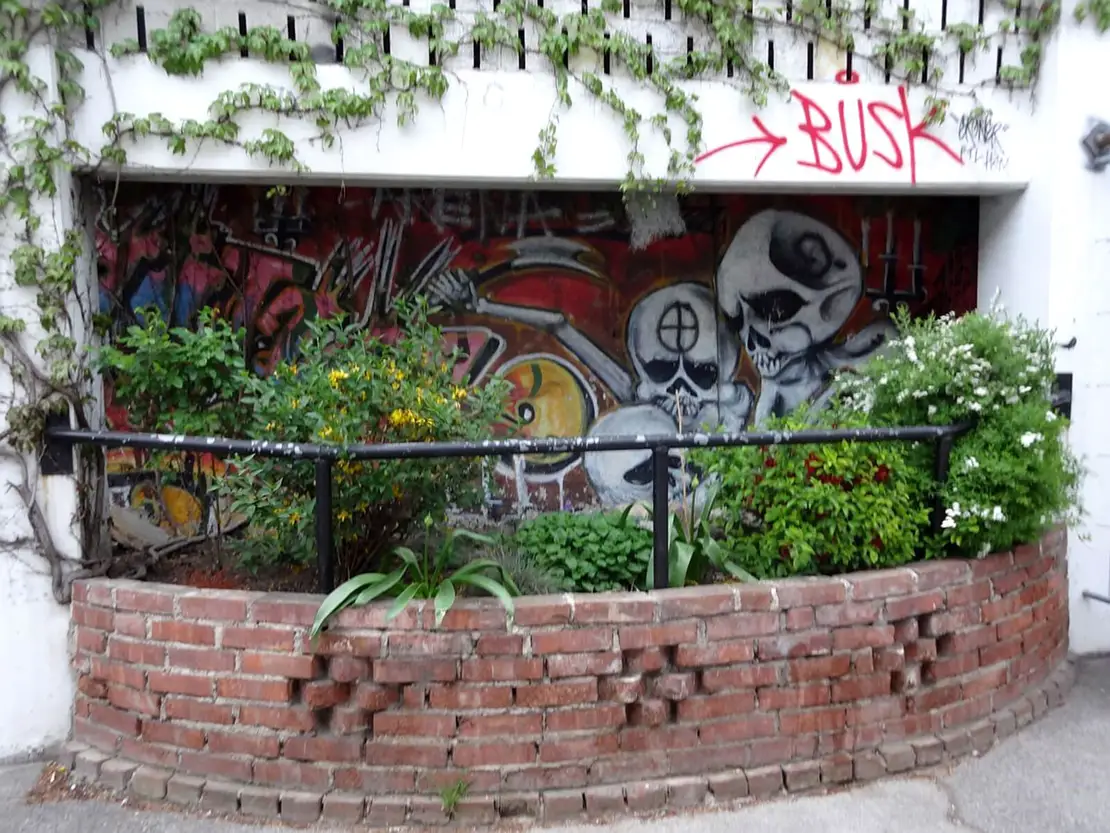 Blumenbeet mit neuem Arena-Fries, um 2000 gebaut von den neuen ArenautInnen, 2013, Foto: Arena Archiv