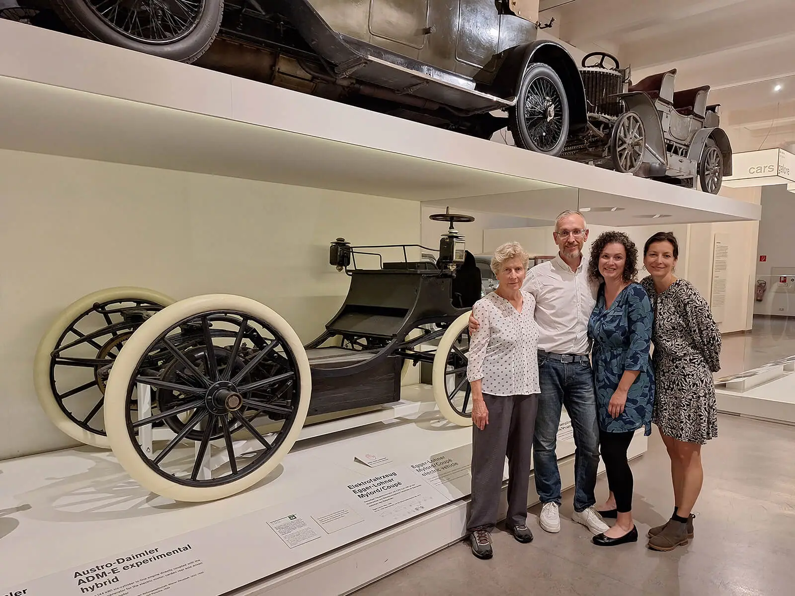 Viktoria Voros (geborene Klarwill) vor dem Egger-Lohner-Auto im Technischen Museum mit ihrem Neffen und den Töchtern Maria und Andrea, Foto: Ria Voros  