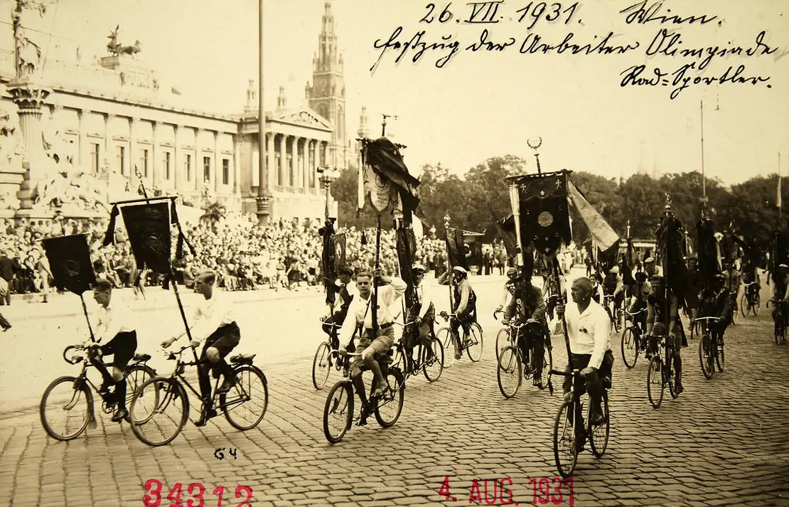2. Internationale Arbeiterolympiade in Wien. Festzug mit den Rad-Sportlern über die Ringstraße. 26. Juli 1931, Archiv Seemann / brandstaetter images / picturedesk.com